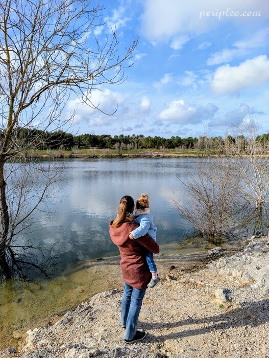 PERIPLEO admirant le Lac du Crès Jean-Marie Rouché près de Montpellier, balade nature en famille dans l’Hérault en Occitanie