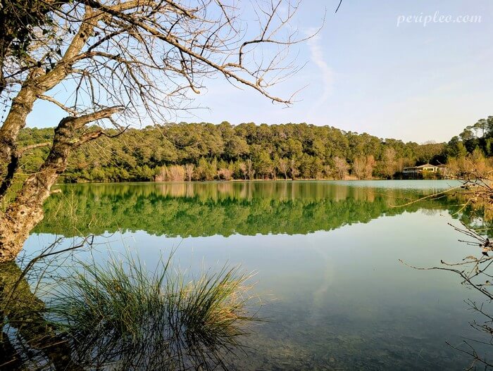Vue paisible du Lac de Cécélès entouré de forêt méditerranéenne à Saint-Mathieu-de-Tréviers près de Montpellier, destination nature idéale pour une balade et une pause détente