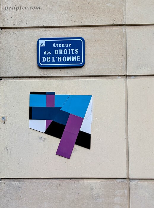 Street art Avenue des Droits de l'Homme à Montpellier, composition géométrique abstraite aux formes bleues, violettes et noires installée sur un mur du Quartier Antigone