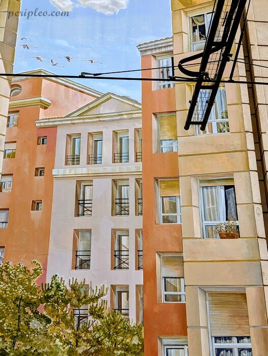 Street art Avenue des Droits de l'Homme à Montpellier, trompe-l'œil monumental représentant une façade d'immeuble traversé par des oiseaux dans le Quartier Méditerranée