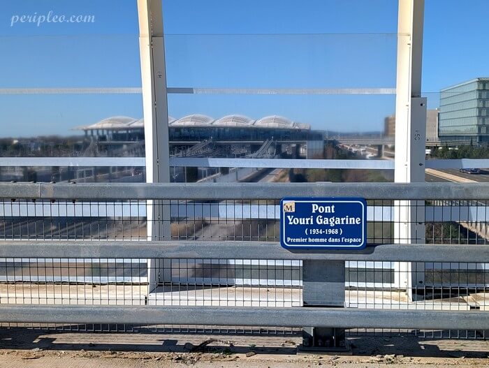 Pont Youri Gagarine à Montpellier, passerelle au-dessus des voies près de la Gare TGV Sud de France