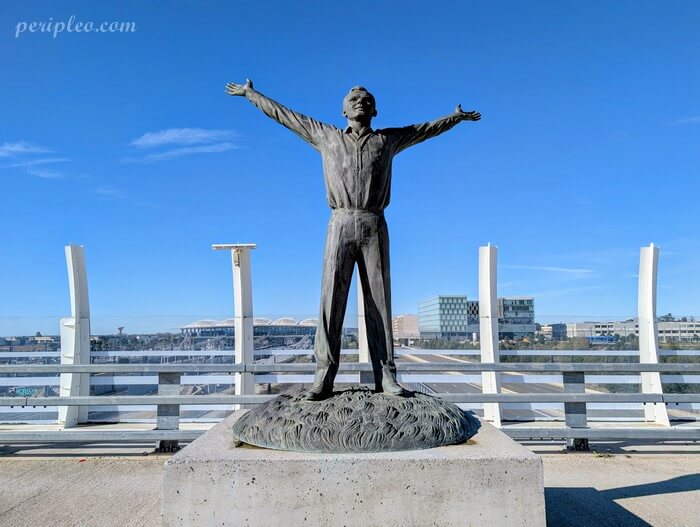 Statue de Youri Gagarine à Montpellier sur le pont du même nom près de la Gare Sud de France