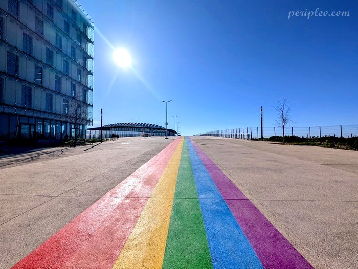 Parvis de la Gare Montpellier Sud de France avec passage piéton arc-en-ciel, esplanade moderne sous le soleil du sud