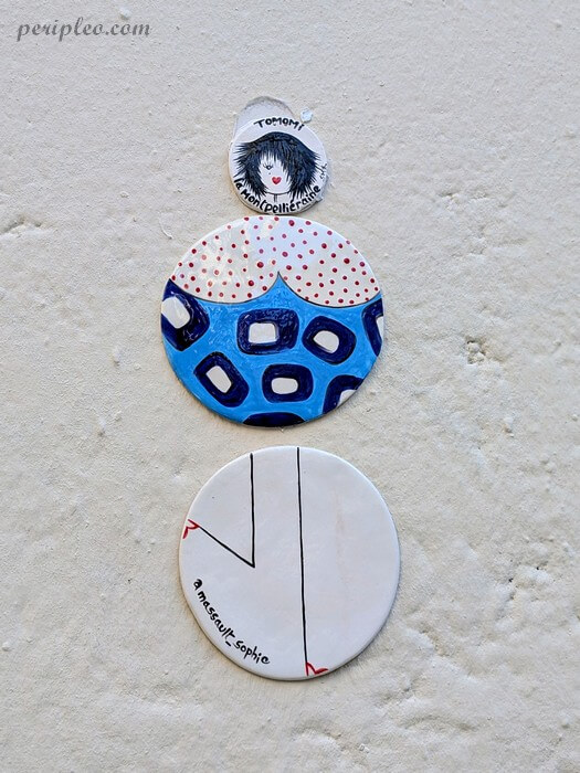 Œuvre de street art de Tomomi Grand Rue Jean Moulin à Montpellier avec compositions artistiques minimalistes sur un mur du centre historique sud