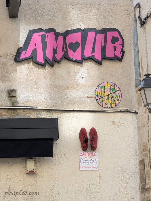 Street art Grand Rue Jean Moulin à Montpellier avec graffiti Amour rose et installation artistique urbaine dans le centre historique sud
