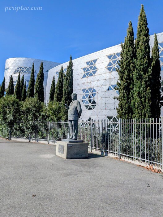 Statue de Georges Frêche devant le Lycée hôtelier à Montpellier et son architecture moderne