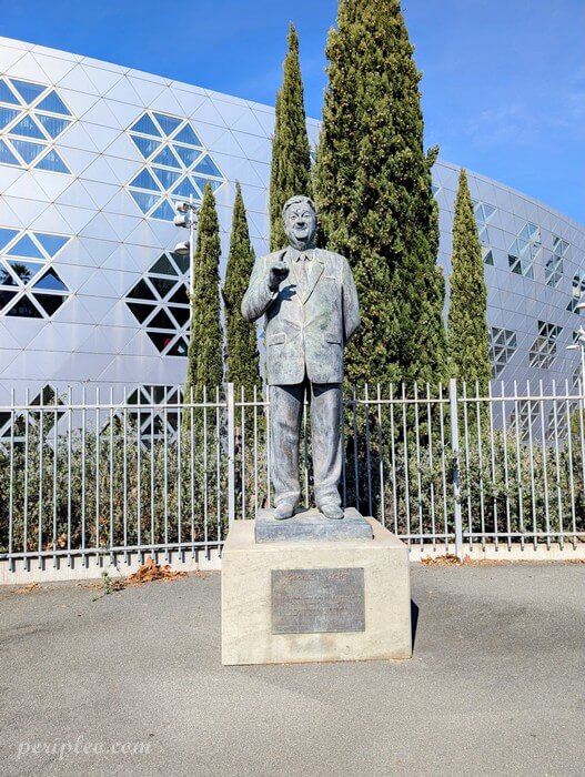 Statue de Georges Frêche devant le Lycée Hôtelier de Montpellier, architecture contemporaine et cadre moderne dédié aux métiers du tourisme