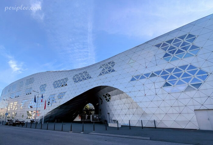 Architecture moderne du Lycée Georges Frêche à Montpellier conçu par Massimiliano Fuksas