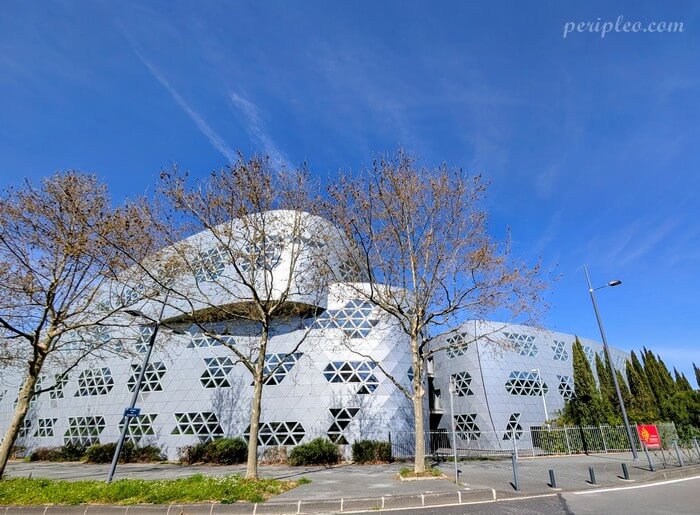 Lycée Hôtelier Georges Frêche à Montpellier, bâtiment au design futuriste avec façade géométrique et architecture contemporaine