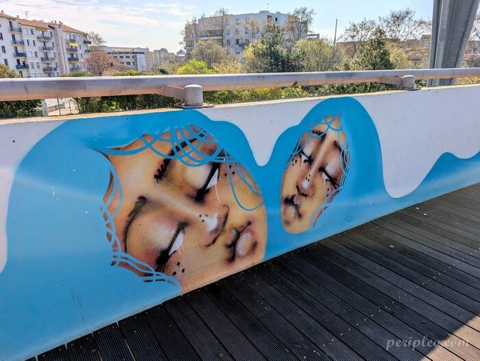 Street art à la Maison Pour Tous Voltaire à Montpellier, portraits féminins aux yeux clos peints sur une passerelle dans le Quartier Méditerranée