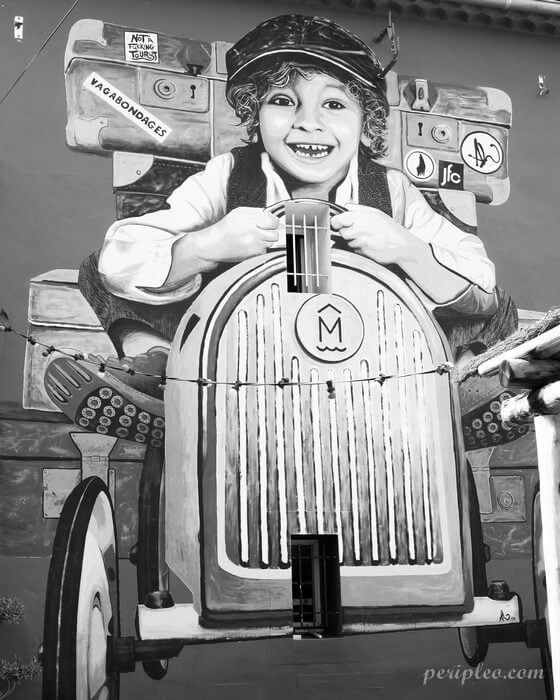 Fresque street art au Marché du Lez à Montpellier, enfant au volant d’une voiture vintage dans une ambiance artistique urbaine