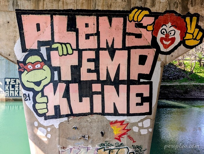 Street art au Marché du Lez à Montpellier, graffiti humoristique représentant les célèbres personnages des Tortues Ninja et de Ronald McDonald