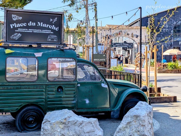 Ancienne voiture décorative au Marché du Lez à Montpellier, ambiance brocante et street food