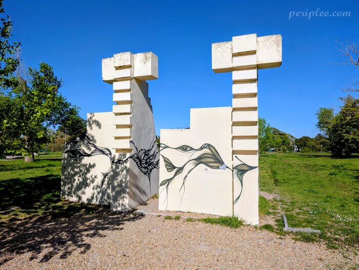 Œuvre de street art au Parc Montcalm à Montpellier, sculpture murale artistique au cœur d’un espace vert urbain