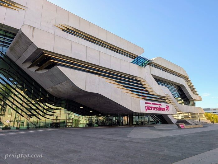 Bâtiment Pierresvives à Montpellier, architecture futuriste signée Zaha Hadid avec lignes modernes et design contemporain