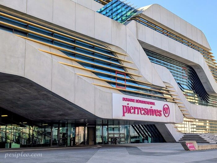 Façade de Pierresvives à Montpellier, détail de l’architecture contemporaine aux lignes fluides et futuristes signées Zaha Hadid
