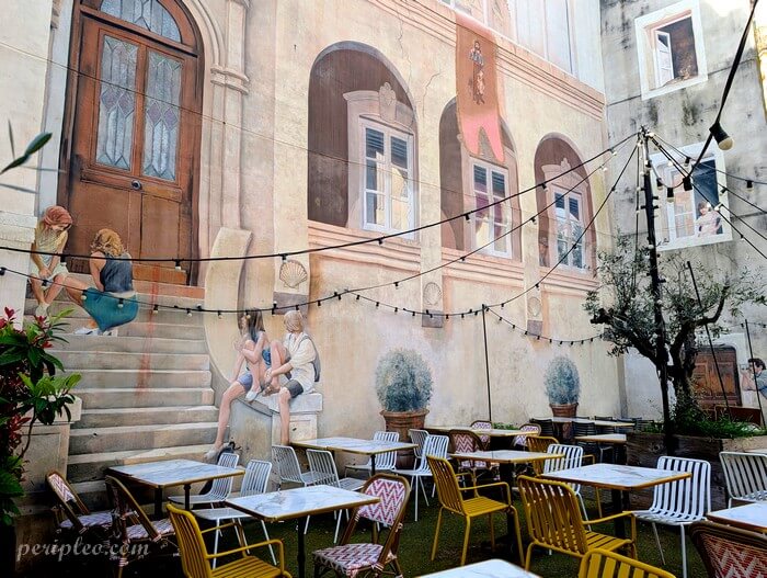 Street art Place Saint-Roch à Montpellier avec grande fresque en trompe-l’œil signé Mad'Art dans le centre historique sud
