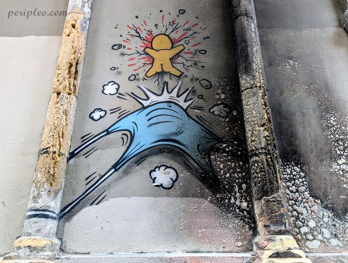 Street art coloré rue Alfred Bruyas dans le centre-ville de Montpellier, gouzou voltigeur signé Jace