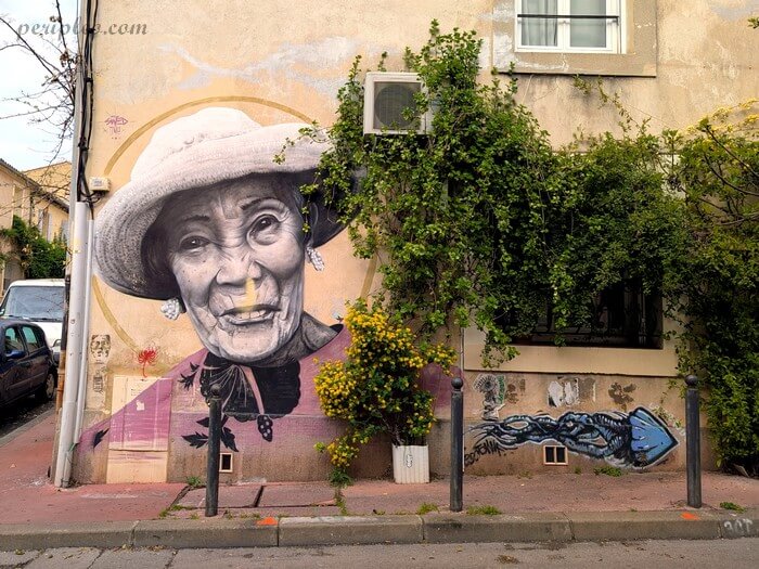 Portrait monumental réalisé par Swed Oner dans la Rue de l’Aire à Montpellier, fresque de Street art appelée Mother représentant une femme âgée sur une façade du Quartier Méditerranée