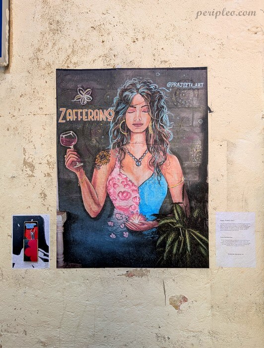 Street art Rue d'Alsace à Montpellier, collage coloré représentant une femme méditative tenant un verre de vin, composition signée Prajeeta Murals dans le Quartier Méditerranée