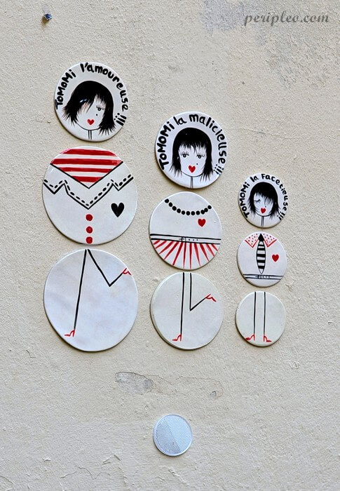 Street art Rue des Balances à Montpellier, composition de personnages Tomomi illustrés en céramique sur un mur du centre historique sud