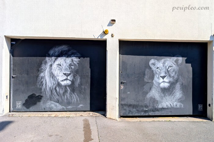 Street art représentant un lion et une lionne en noir et blanc sur des portes de garage dans la Rue de Barcelone à Montpellier