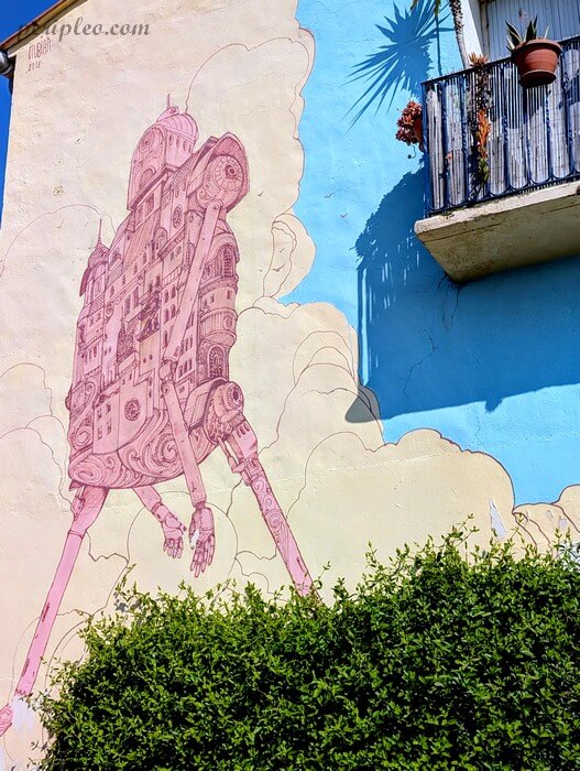 Fresque de street art dans la Rue de Barcelone à Montpellier représentant un robot géant signé Nubian