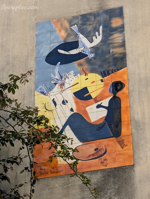 Œuvre en céramique signée Guy Jeanjean et Pierre Sauget Rue du Four des Flammes à Montpellier dans le centre historique sud