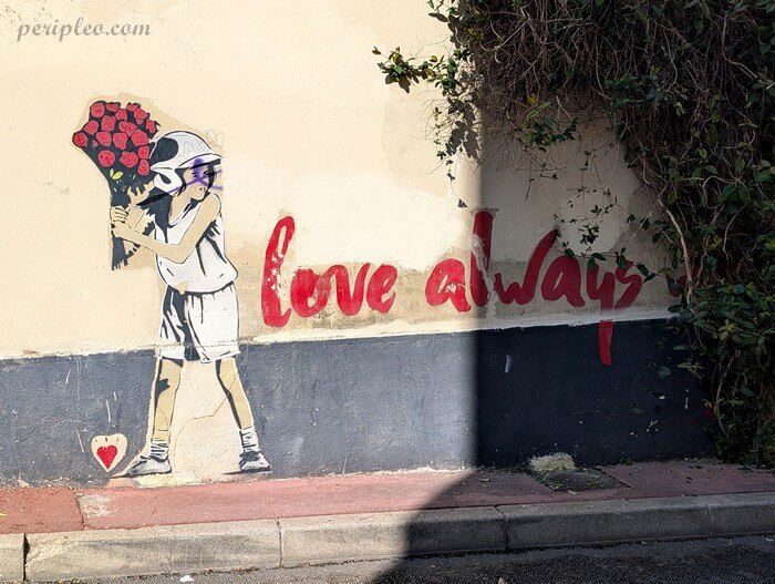 Street art Rue Isidore Girard à Montpellier, œuvre de Sunra représentant une fillette au bouquet de roses devant l’inscription « Love Always » dans le Quartier Méditerranée