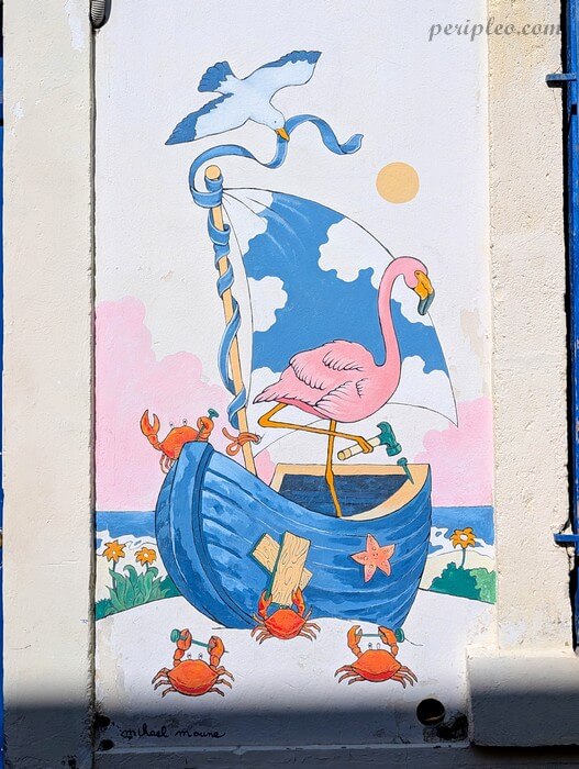 Street art Rue Laffite à Montpellier, œuvre de Mikael Moune représentant un flamant rose sur une barque bleue entourée de crabes et d'oiseaux dans le Quartier Méditerranée
