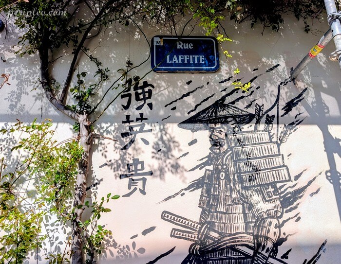 Street art Rue Laffite à Montpellier, œuvre de Mikael Moune représentant un samouraï en noir et blanc sur un mur du Quartier Méditerranée