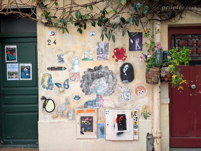 Street art Rue de Lorraine à Montpellier, mur couvert de collages et d’œuvres urbaines colorées autour du numéro 24 dans le Quartier Méditerranée