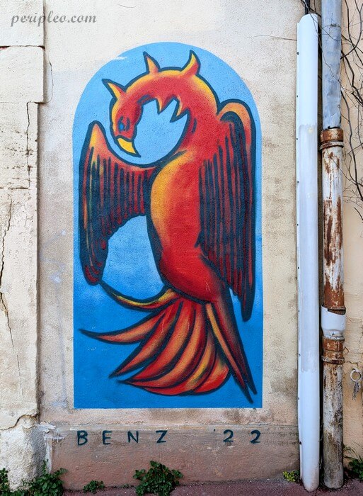 Œuvre Street art de Benz Rue Marie Muller représentant un phénix rouge et orange aux ailes déployées sur un mur du Quartier Méditerranée de Montpellier