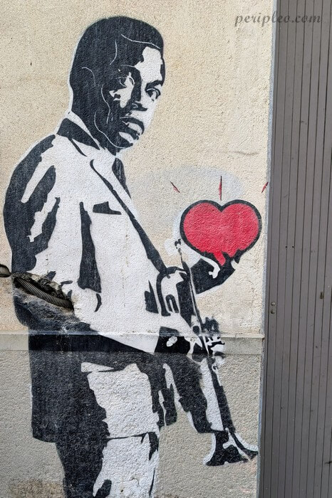 Street art Rue de la Méditerranée à Montpellier, œuvre de Sunra représentant un musicien tenant un cœur rouge dans le Quartier Méditerranée