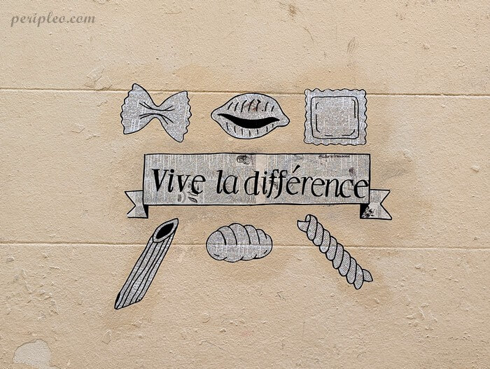 Street art Rue du Petit Saint-Jean à Montpellier avec collage artistique Vive la différence inspiré de l’univers culinaire dans le centre historique sud