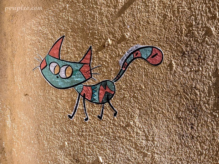 Street art de Quincy Gane Rue Roucher à Montpellier, collage d’un chat coloré au style graphique sur un mur du centre historique sud