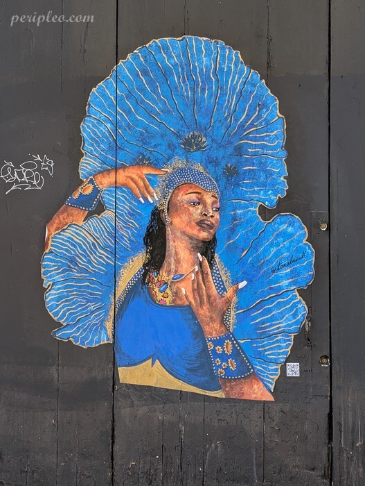 Œuvre de Tanala Rue Roucher à Montpellier avec portrait féminin bleu inspiré de l’art africain dans le centre historique sud