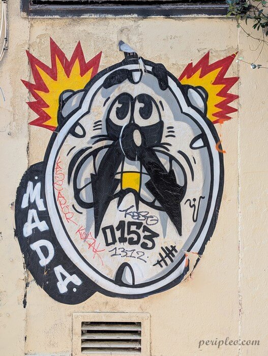 Street art de MADA Rue Roucher à Montpellier, collage urbain représentant un personnage cartoon noir et blanc sur un mur du centre historique sud