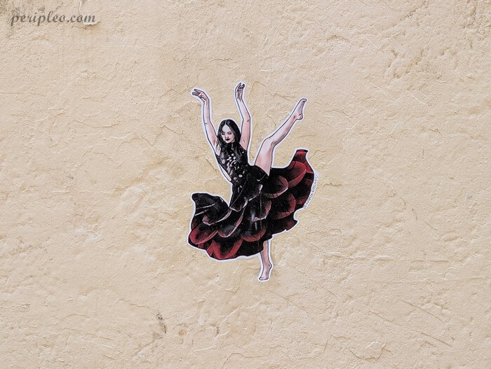 Street art Rue Roucher à Montpellier, collage d’une danseuse en mouvement sur un mur du centre historique sud