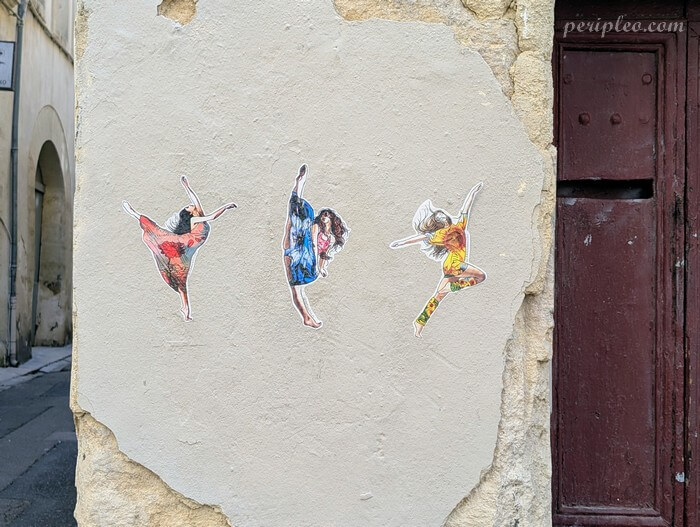 Street art Rue Roucher à Montpellier, série de collages représentant des danseuses en mouvement sur un mur du centre historique sud