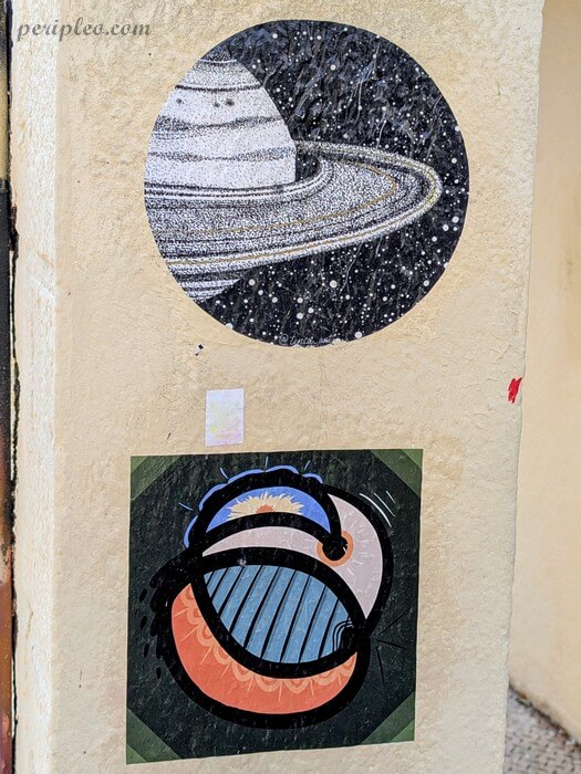 Street art Rue Voltaire à Montpellier avec œuvres graphiques inspirées de l’espace et de l’univers dans le centre historique sud