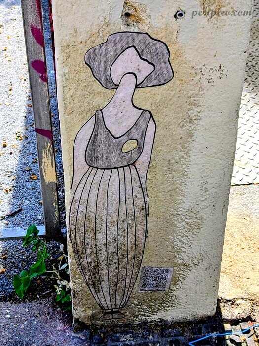 Street art Rue Voltaire à Montpellier avec silhouette féminine minimaliste dessinée sur un mur du centre historique sud
