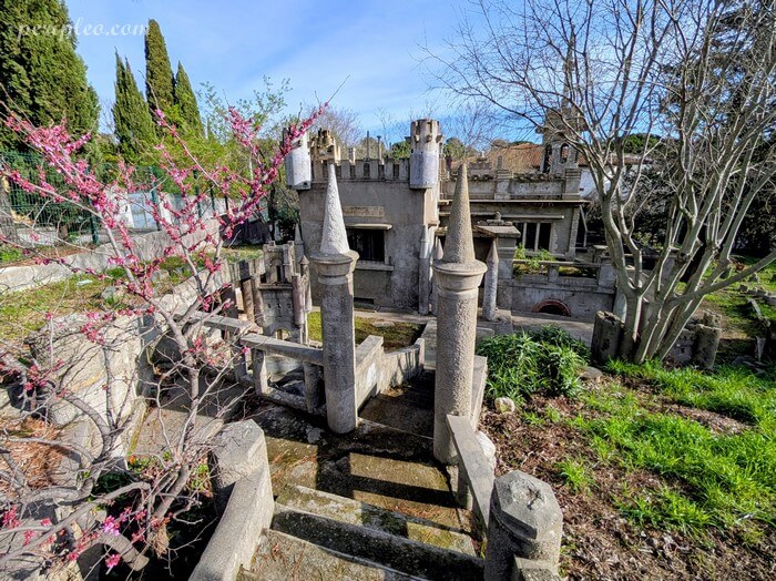 Architecture insolite de la Villa des Cent Regards à Montpellier avec ses tours et escaliers en béton