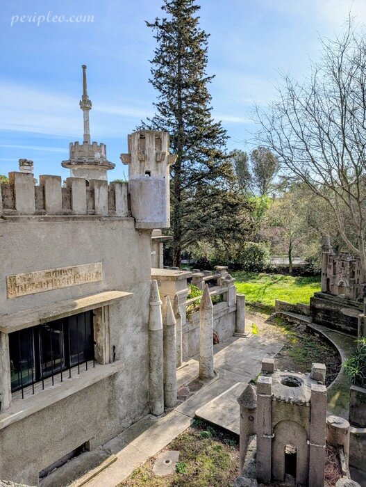 Détails des tours en béton de la Villa des Cent Regards à Montpellier, œuvre de Victor Grazzi