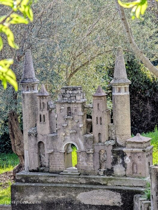 Détail architectural de la Villa des Cent Regards à Montpellier, sculpture miniature en béton au cœur d’un jardin insolite