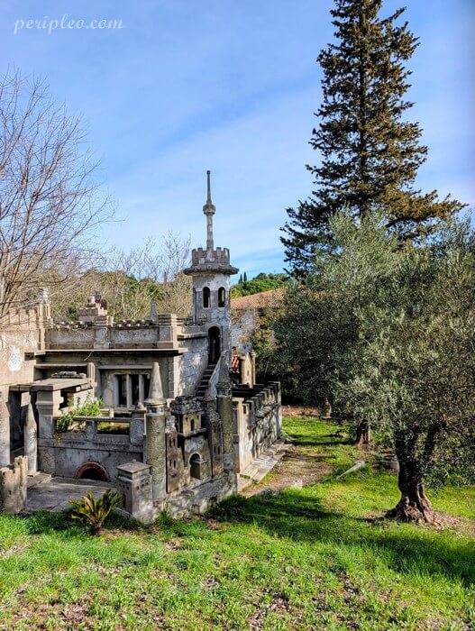 Vue extérieure de la Villa des Cent Regards à Montpellier, maison atypique en béton entourée de verdure dans le quartier Aiguelongue