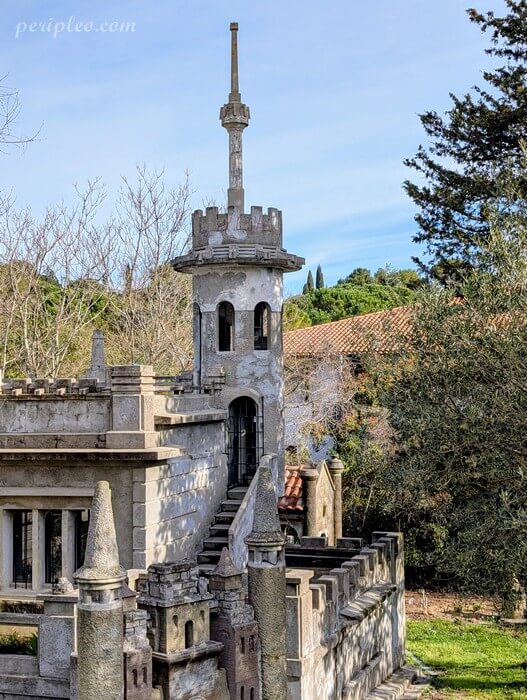 Tour et détails de la Villa des Cent Regards à Montpellier, architecture insolite en béton inspirée d’un château miniature