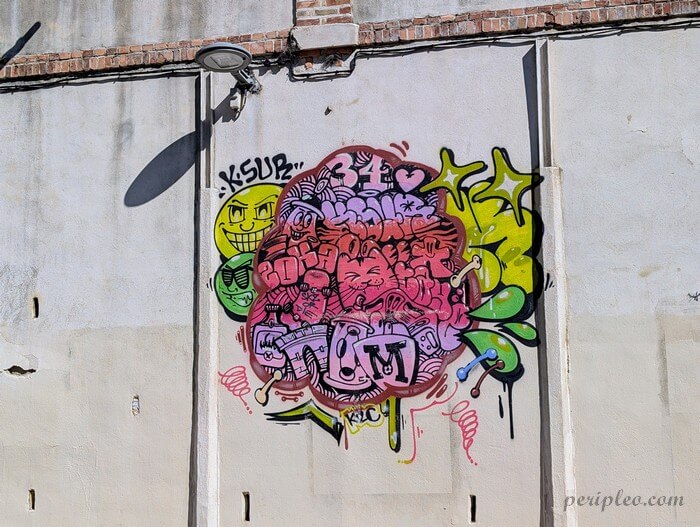 Street Art coloré aux formes abstraites et personnages stylisés sur le Boulevard de Strasbourg à Montpellier