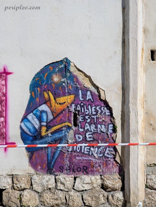 Street art intégré à un mur fissuré sur le Boulevard de Strasbourg à Montpellier, avec une œuvre colorée mêlant personnage stylisé et message poétique