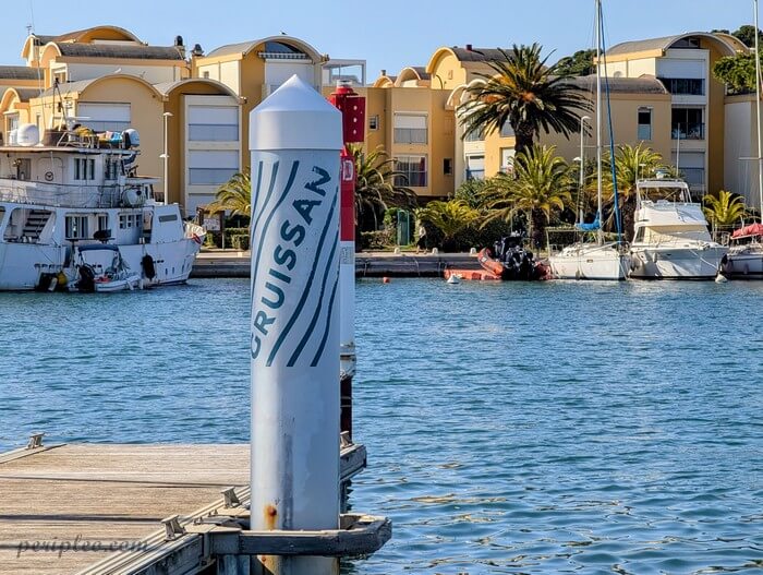 Ponton du Port de Gruissan avec bateaux et résidences en bord de marina dans l’Aude